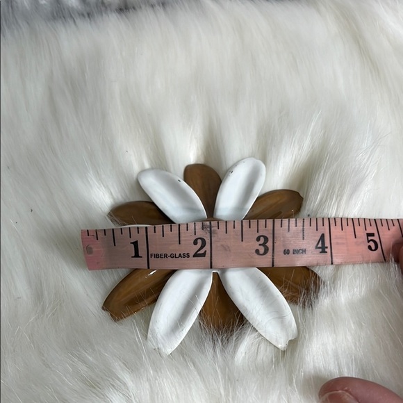 Vintage enamel Brown and White Flower Brooch - Picture 3 of 3